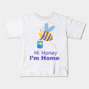 Honey bee with bucket Kids T-Shirt